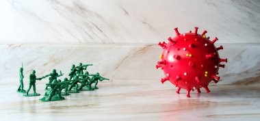 Yeşil oyuncak askerler insan bağışıklık sisteminin metaforu olarak koronavirüse saldırıp savaşıyorlar.