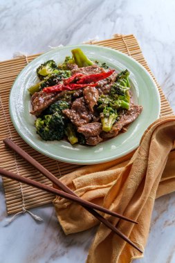 Szechuan usulü kızarmış biftek, brokoli ve acı biber.