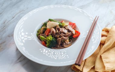 Çin sebzesiz glütensiz Szechuan usulü kızarmış biftek.