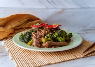 Szechuan usulü kızarmış biftek, brokoli ve acı biber.