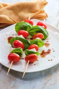 Ekstra zeytinyağı, balzamik sirke ve tuzlu biberli taze caprese salatası.