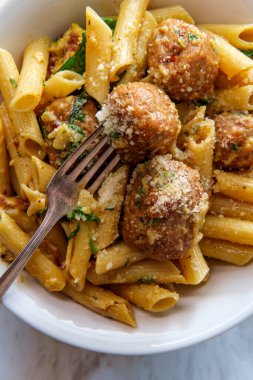 İtalyan usulü makarna sosis köfteli ve ıspanaklı makarna.