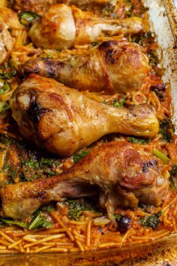 İspanyol Fideo con pollo tavuk bacağı, vermicelli yeşil zeytin ve lahana pişiriyorum.