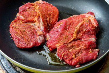 Tavada kızarmış biftek ve cızırdayan zeytinyağı.