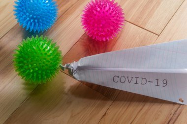 Kapalı havaalanlarının metaforu olarak COVID-19 yazan kağıt uçakla ölümcül bir koronavirüs.
