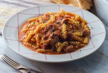 Çölyak hastalığı olan biri tarafından yenmek üzere kremalı votka soslu glütensiz fusilli makarna.