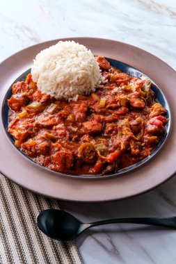 Baharatlı New Orleans tavuğu ve sosisli yahni.