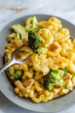 Spicy gluten free chicken and broccoli mac and cheese clipart