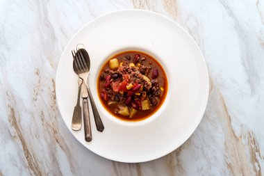 Sıcak ve baharatlı Meksika sığır etli tortilla çorbası ve patates.