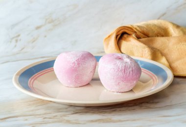 Geleneksel Japon çilekli dondurma mermer mutfak masasında.