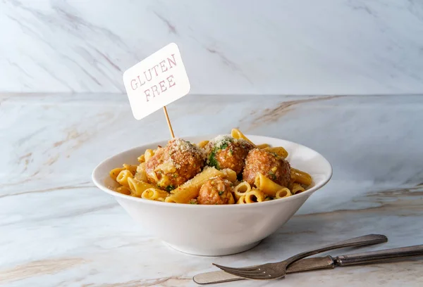 Plato Pasta Italiana Penne Alla Carbonara Con Albóndigas Salchicha Espinacas — Foto de Stock