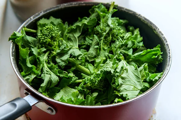 Mutfak Sobasında Sarımsaklı Brokoli Hahahamı Pişiriyorum — Stok fotoğraf