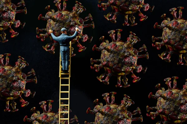 Ruitenwasser Beklimt Ladder Coronaviruscellen Reinigen Als Metafoor Voor Handwas — Stockfoto