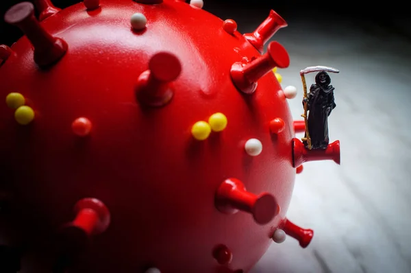 Ponury Żniwiarz Metaforą Modelu Czerwonego Koronawirusa — Zdjęcie stockowe