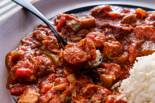 Пряный цыпленок из Нового Орлеана и колбаса из Андуя Гамбо