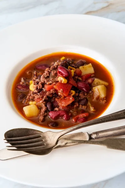 Hartelijke Kruidige Mexicaanse Rundvlees Tortilla Soep Met Aardappelen — Stockfoto