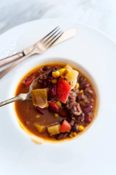 Hartelijke Kruidige Mexicaanse Rundvlees Tortilla Soep Met Aardappelen — Stockfoto