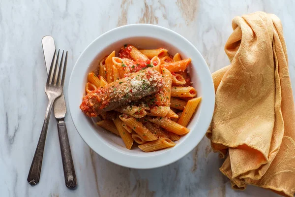 Pasta Penne Sin Gluten Salsa Tomate Arrabbiata Picante Con Salchicha — Foto de Stock