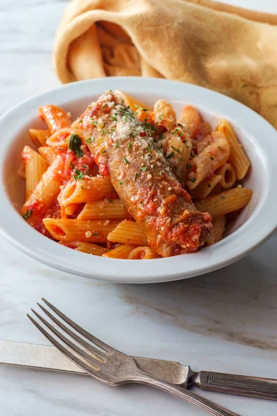 Massa Penne Sem Glúten Molho Tomate Arrabbiata Picante Com Salsicha — Fotografia de Stock