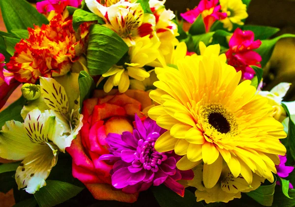 Bouquet de fleurs. bouquet de fleurs roses gerbera fleurs voiture — Photo