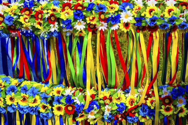 Grinalda com flores. A coroa de flores ucraniana. Grinalda ucraniana com costela — Fotografia de Stock