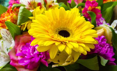 Bir buket çiçek. Çiçek buketi gül Gerbera çiçek karanfilleri
