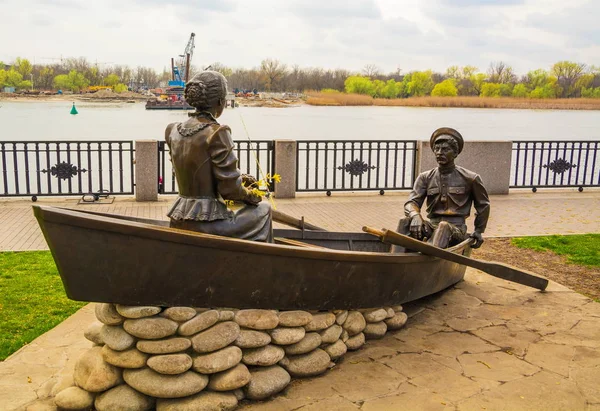 Escultura no aterro do rio Don em Rostov em Don Imagens De Bancos De Imagens