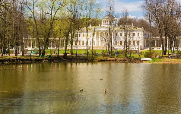 Museu-Estate de Ostafyevo na primavera — Fotografia de Stock