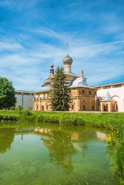 Starověké církve na břehu rybníka — Stock fotografie