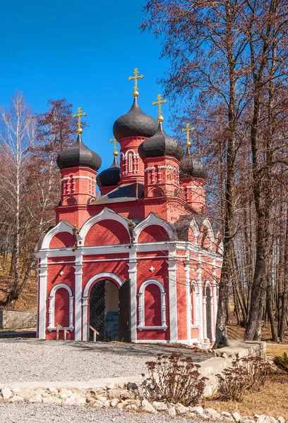 Orthodoxe Kirche auf heiliger Quelle — Stockfoto