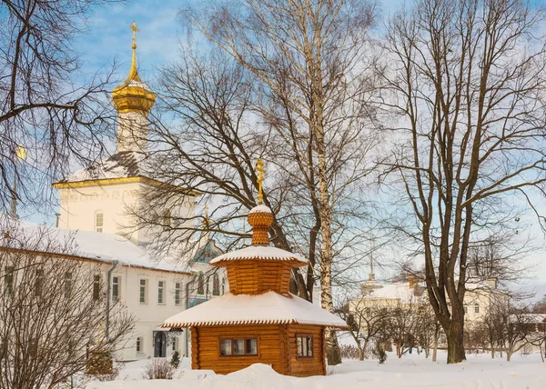 Vinterlandskap med kapell — Stockfoto