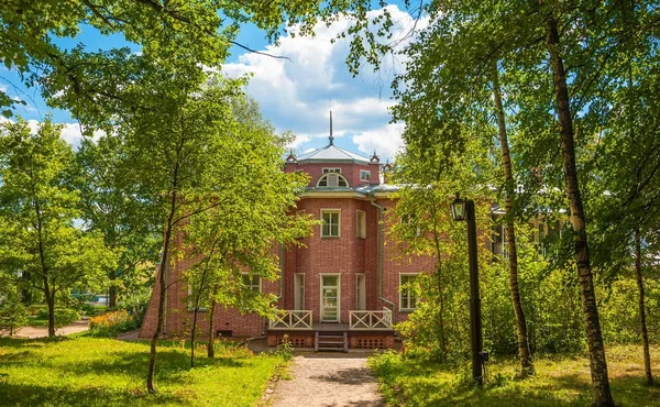 Landhuis en park — Stockfoto