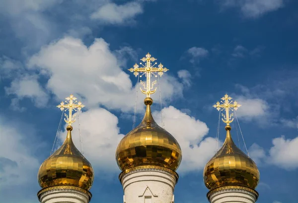 Золоті куполи і хрести — стокове фото