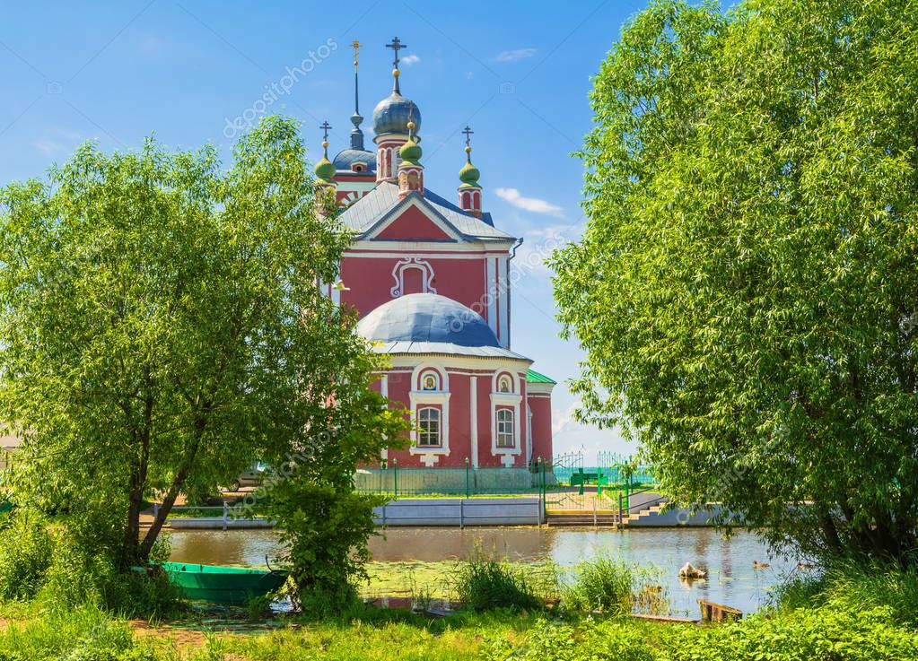 La Iglesia de los Cuarenta Mártires de Sebaste a orillas del río