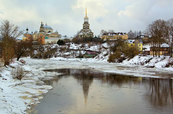 川の土手沿いの古代ロシア — ストック写真