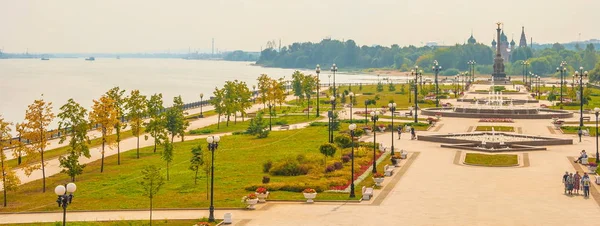 Das Städtische Ufer Der Wolga Mit Springbrunnen Jaroslawl Russland Jaroslawl — Stockfoto