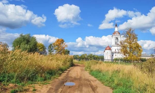 Paisaje Otoñal Con Carretera Rural Iglesia Blanca —  Fotos de Stock