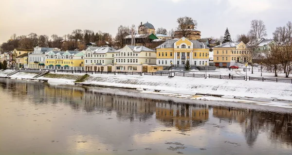 Tvertsa川の岸にあるTorzhokの古代の地方の町 — ストック写真