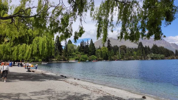 Queenstown 'un güzel merkezi ünlü turist yeri muhteşem Wakatipu Gölü muhteşem dağ sırası şehri barları ve restoranları olan Güney Yeni Zelanda adası 