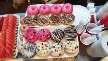 Çikolata kaplı donut tarçın şekerli ve çikolata kaplı 100 'lük ve 100' lüklerle kızartılmış çörek. 