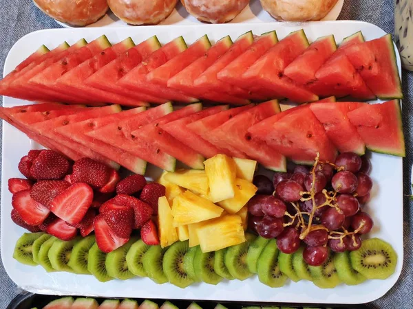 Heerlijke Fruitschaal Met Watermeloen Aardbei Ananas Rood Druiven Kiwifruit Vezels — Stockfoto