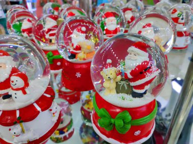 Noel Baba 'nın içinde güzel bir kristal küre. Kırmızı yeşil beyaz arka plan. Bayram bayramında çocuklar için bir hediye. 