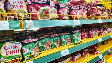 Süpermarkette raflarda çeşitli hazır erişteler