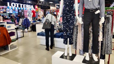 Elbise mağazasının içinde insanlar var.