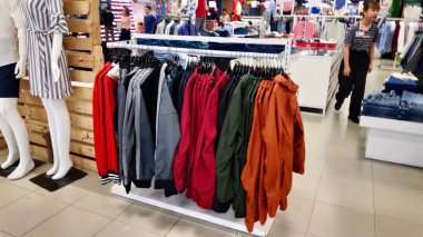 Elbise mağazasının içinde insanlar var.