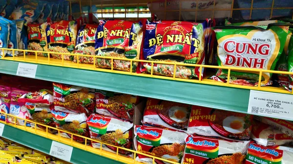 Verschiedene Instant Nudeln Supermarktregalen — Stockfoto