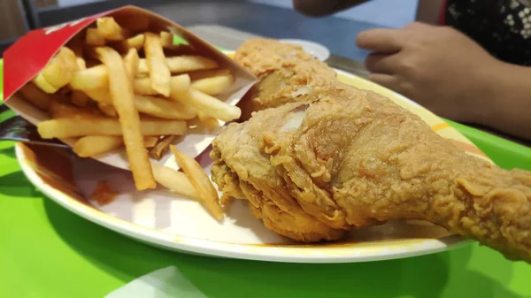 Vue Rapprochée Des Frites Des Cuisses Poulet Frites Sur Assiette — Photo