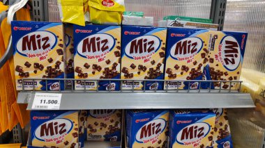 Süpermarkette raflarda duran tatlı atıştırmalıklar.