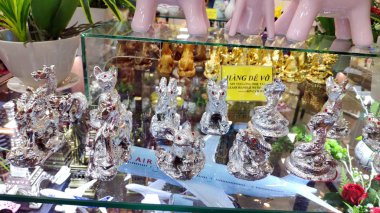 Altın gümüş 12 hayvan tanımlaması. Çin burcu. Çin hayvanları zodyak. Ejderhalar yılanlı köpekler değerli oyuncak süslemelerinin hatırası. Eşyalar şans getirir, servet. Yeni yıl öğeleri, mutlu yeni yıl tatilleri.