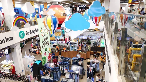 Laden Innenansicht Mit Menschen Beim Einkaufen — Stockfoto